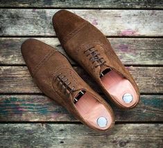 Oxford Shoes For Men, Cap Toe Shoes, Shoes Hack, Light Brown Leather, Oxford Shoes Men, Leather Oxford Shoes, Brogue Shoes, Suede Lace, Suede Material