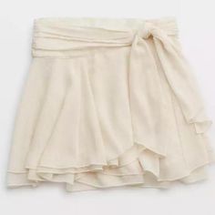 Aerie Chiffon Wrap Skirt Mini Ruffle Ivory Xxs New With Tags Retail Price: 49.95 Adjustable Tie/Bow 2 Button Holes To Secure Bought But Never Worn! Aerie Skirt, Chiffon Wrap Skirt, Skirt Chiffon, Comfy Skirt, Fest Outfits, Quoi Porter, Chiffon Wrap, Tie Wrap, Color Vintage