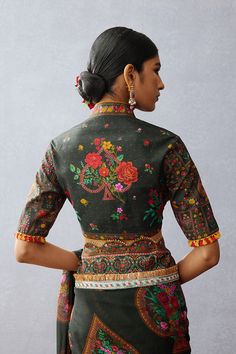 The dil shaad aiman blouse is a stylish addition to any wardrobe. Crafted in south silk slub and decorated with tassels, this printed black blouse brings a bold and feminine touch to the sari. Navratri Aesthetic, Saree Gowns, Dhoti Saree, Cotton Sarees Handloom, Lehenga Saree, Designer Blouse, Blouse Work, Blouse For Women