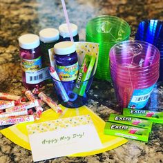 various school supplies are sitting on the counter next to each other, including pens and markers