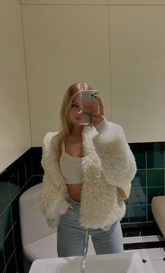 White Fuzzy Sweater Outfits, Cropped Jacket Outfit, Fuzzy Sweater Outfit, Chicago Outfit, Aesthetic Grunge Tumblr, Fluffy Coat, Spider Gwen, Fuzzy Sweater, White Fur