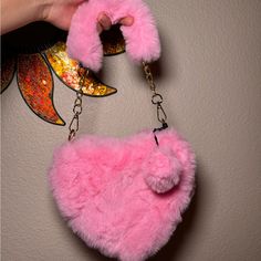 Girls Heart Fluffy Pink Soft Purse With Gold Accent Chains Brand New With Tags Heart Shaped Purse, Fluffy Puff, Faux Fur Handbag, Heart Shaped Bag, Jeans Patchwork, Faux Fur Purse, Fur Purse, Tas Bahu, Purse Collection