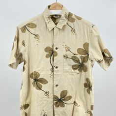 "Vintage" 45rpm. From The Now Defunct 45rpm& Line (Circa Early 2000's) Beautiful Floral Hibiscus Print To This Shirt. Condition Is Fantastic For Something Nearly 20 Years Old! Made In Japan 100% Cotton Wooden Buttons Shoulder To Shoulder: 16.5in Pit To Pit: 21in Total Length: 28in Cheap Hibiscus Print Short Sleeve T-shirt, Spring Button-up Shirt With Hibiscus Print, White Hibiscus Print Casual T-shirt, Short Sleeve T-shirt With Hibiscus Print, Spring Hibiscus Print Button-up Shirt, 20 Years Old, Floral Shirt, Casual Shirts For Men, Size 2