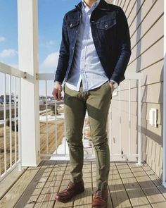 Combinación de colores Mens Green Pants Outfit, Kakis Pants Outfit Men, Denim Jacket Men Outfit, Tennis Outfits, Green Pants Outfit, Stylish Men Casual, Mens Casual Outfits Summer