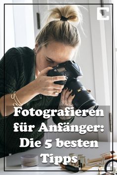 a woman holding a camera and taking pictures with the words, fotografieren fur ananger die 5 besten tips