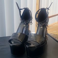 Dollskill Platform. The Chain At The Bottom Says 'Badbitch'. Havent Been Worn Outside! Still Brand New! Black Heels With Chain For Party, Black Chain Heels For Night Out, Gothic Heels, Dolls Kill Shoes, Outfits 2000s, Dolls Kill, Size 10, Aesthetic Clothes, Brand New