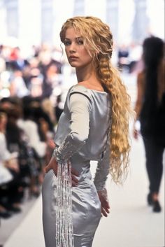 90s One Piece, Glamourous Heels, Vintage Haute Couture, Medieval Hairstyles, Runway Hair, Classic Chanel, Original Supermodels, Chanel Haute Couture, Spring Couture