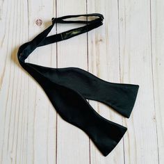 You will look so dapper, so luxurious, in this black satin mikado bow tie!  This self tie bow tie is perfect for your prom, wedding, or you black tie affair!  It can be ordered in pre-tied style, or as self tie.  🔷Black Poly Duchess Satin     Dry clean only  🔷2.5" in height x 5"-5.5"  in width      Neck belt extends 14"-19"     Extended size extends 16"- 22" 🔷Please allow 1-4 business days for      completion.               🔷SHIPPING-USPS   First Class 🔸2-5 business days in US   Priority 🔸2-3 business days in US   Express 🔸1 business day in US 🔷SOCIAL MEDIA INFO      Facebook: HandsomeJimmy       Instagram:       handsomejimmyaccessories 🔷CLICK HERE to see the entire HandsomeJimmy collection, at:   https://www.etsy.com/shop/HandsomeJimmy  🔷Thank you so much for visiting       Han Black Groom, Wedding Bow Tie, Tie Bow Tie, Duchess Satin, Black Tie Affair, Bow Tie Wedding, Tie Bow, Prom Wedding, Tie Accessories