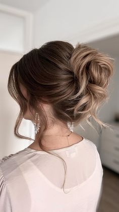 Instagram Midi Hairstyle Wedding, Bridal Hair Up Do, Midi Bun, Bride Bun, Bridal Hair Up, Prom Hairstyles Updos, Wedding Bun Hairstyles, Half Up Half Down Hair Prom, Bridal Bun