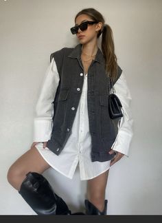 Outfits With Utility Vest, Vintage Denim Vest Outfit, Jeans Vest Outfits For Women, Black Jean Vest Outfit, Cargo Vest Outfits For Women, Oversized Denim Vest Outfit, Black Denim Vest Outfit