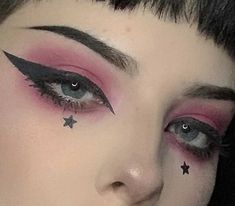 Makeup Emo, Eye Makeup Glitter, E Girl Makeup, Make Up Designs, Egirl Makeup, Grunge Tattoo, Punk Makeup