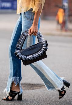 Tendencia: los vaqueros de la temporada que más favorecen. #fashion #moda #vaqueros #tendencia Fall Denim Trends, Denim Street Style, Emerging Designers Fashion, Spring Awakening, Wideleg Pants, Fall Denim, 2017 Fashion Trends