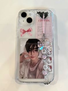 Cute Kpop Photocards, Pink Phone Asthetic, Cute Hello Kitty Phone Cases, Enhypen Phone Case Ideas, Kpop Phone Case Deco, Pc Phone Case Kpop, Phone Case With Photocard, Phone Case Kpop Ideas, Case Ideas Phone