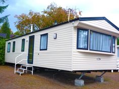 a mobile home sits in the middle of a yard