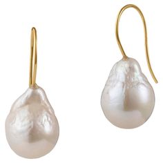 Our Baroque Drop Earrings are a best seller in our collection. This pair of earrings features baroque, drop shape pearls and a slim 18K Yellow Gold hook design that slips on to the ear. They are easy to slip on and comfortable to wear all day long without being too heavy. The long hook ensures that they stay safely on the ear. We hand pick every pair of pearls we use and ensure that the lustre is excellent. Due to the organic nature of the pearls every pair we create is unique and has a ‘one of Luxury Baroque Pearl Pendant Earrings, Earring Video, Drop Pearl Earrings, Chunky Pearls, Gold Baroque, Baroque Pearl Earrings, Pearl And Diamond Earrings, Stunning Earrings, Modern Earrings