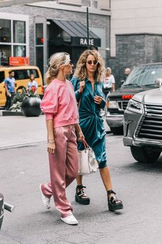 Street Style Vintage, Upcoming Fashion Trends, Gala Gonzalez, Mode Tips, Athleisure Trend, Collage Vintage, Song Of Style, Satin Pants, Mode Casual