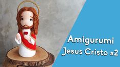 a crocheted jesus statue sitting on top of a tree stump with the words amigurmi jesus christo 2