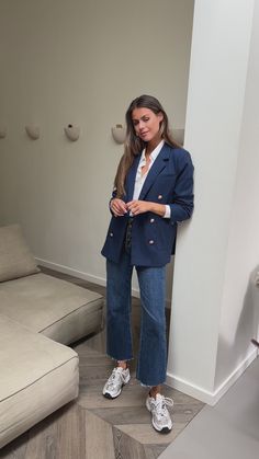 Blue Frenchy Jeans – Easy Clothes North America Dark Blue And White Outfit, Jeans Office Outfit Business, Jean Flare Pants Outfit, Dark Denim Shirt Outfit, Dark Blue Blazer Outfit, Rain Weather Outfits, Dark Wash Jeans Outfit, Village Outfit, Dark Denim Jeans Outfit