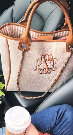 The CUTEST Monogrammed Handbag 👜💕 Accessories Purses, Purse Trends, Trendy Purses, Latest Handbags, Popular Handbags, Diy Handbag, Handbag Organization, Handbags Affordable, Monogram Tote