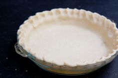 a pie crust in a glass dish with the words kitchen 101 how to make pie crust