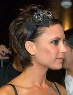 Victoria Beckham Pixie, Hair Styles Pictures, Short Hair Accessories, Formal Hairstyles For Short Hair, Headbands For Short Hair, Pixie Cut Styles, Short Shag Hairstyles, Shag Hairstyles, Christmas Hairstyles