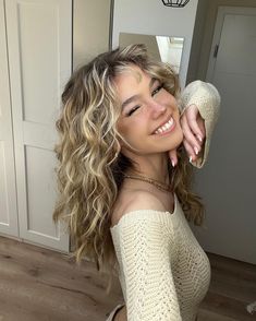 Blond Beige, Bronze Hair, Ash Blonde Hair, Blonde Hair Inspiration, Honey Hair, Why So Serious, Hair Inspiration Color, Dream Hair, Long Curly Hair