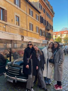 Roma inspo ootd amigas invierno cayetana Venice In November Outfits, Florence With Friends, Study Abroad Outfits, Roma Aesthetic, Europe Winter Fashion, Winter Vacation Outfits, November Outfits, London Outfit, Europe Winter