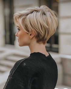 Short Layered Hairstyles, Messy Hair Look, Chic Short Hair, Layered Hairstyles, Short Layered, Short Hair Wigs