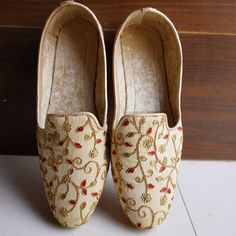 Handmade Jutti
Size:- UK (Example:- if you wear US 7 Then Order UK 6)
closure:- pull on
Color:- Gold
Material:- Cloth
Made:- Handmade
Sole:- Rubber Traditional Wedding Shoes For Festivals, Traditional Formal Closed Toe Loafers, Traditional Closed Toe Formal Loafers, Festive Slip-on Wedding Shoes With Zari Work, Traditional Embroidered Wedding Shoes For Formal Occasions, Traditional Embroidered Wedding Shoes, Traditional Wedding Shoes With Round Toe, Traditional Slip-on Wedding Shoes For Reception, Traditional Round Toe Wedding Shoes