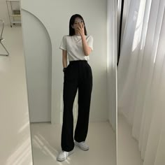 Black Slacks Outfit, Slacks Outfit, Trendy Trousers, Chic Black Outfits, Black Pants Outfit, Trousers Pattern, Korean Outfit Street Styles, Korean Casual Outfits, Black Pants Casual