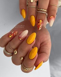 Yellow Gold Nails, Yellow Nail Art Designs, Yellow Nails Design, Unghie Nail Art, Classy Nail Designs, Classy Acrylic Nails, White Nail