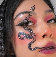 Snake Eyeliner Makeup, Snake Makeup Eye, Snake Eyeliner, Snake Makeup Look, Snake Makeup, Artsy Makeup, Butterfly Makeup, Cute Eye Makeup