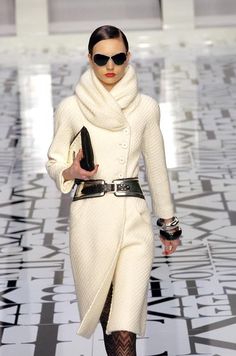 #Valentino Minimalista Sikk, White Winter Coat, Mode Mantel, Mode Chic, White Coat, Olivia Palermo, Moda Vintage, Gigi Hadid