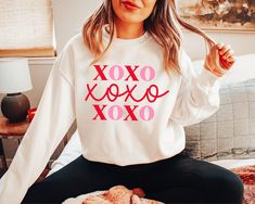 XOXO Valentines Sweatshirt This crewneck sweatshirt is pure comfort. Made from a soft cotton/poly blend with no itchy side seams, this is sure to become a staple. SIZE AND FIT: Your sweatshirt design will be printed on a high-quality, soft and comfortable unisex sweatshirt. Sizes run true to size, which takes the guesswork out of ordering; if you like your sweatshirts loose or oversized, you might want to order a size up and if you'd like a more fitted women's style then order a size down. Sizes Xoxo Balloons, Love Sweatshirt, Diy Valentine, Cute Shirt Designs, Vinyl Shirts