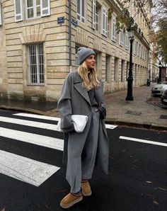 Philadelphia Style Fashion, Gym To Dinner Outfit, Minimalist Trendy Aesthetic, Mom Winter Fashion, European Lifestyle Aesthetic, Aspen Fall Outfits, Fleece Jacket Street Style, Coatagin Outfit, Paris Aesthetic Fashion Winter