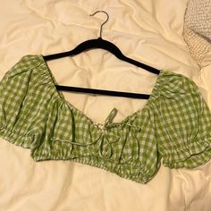 Never Worn Green Spring Crop Top For Brunch, Spring Green Crop Top For Brunch, Green Crop Top For Spring Brunch, Casual Gingham Cotton Crop Top, Puff Sleeve Tops For Spring Picnic, Spring Crop Top For Picnic, Green Casual Top For Picnic, Spring Picnic Cropped Top, Casual Gingham Crop Top For Spring