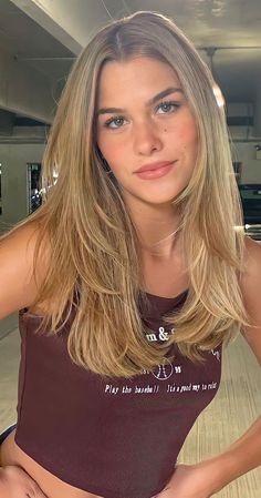 trendy haircuts 2022, latest haircut for women, long layered haircut, middle part haircuts Layered Haircuts For Medium Hair, Straight Hair Cuts, Haircuts For Medium Hair, Long Blonde