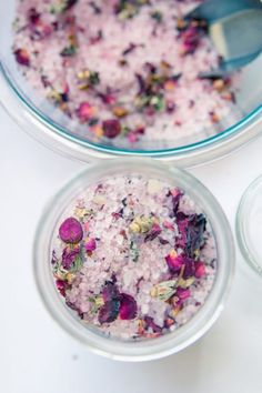 Bath Salts Diy Recipes, Bath Soak Recipe, Herbal Bath Salts, Rose Bath Salts, Bath Salts Recipe, Săpunuri Handmade, Bath Salts Diy, Natural Beauty Treatments, Bath Recipes