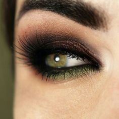 Dark Green Makeup Looks Hooded Eyes, Dark Smokey Eye Makeup Green Eyes, Smoky Eyeshadow Green Eyes, Subtle Dark Green Eye Makeup, Smoky Green Eyeshadow Looks, Maquillage Yeux Cut Crease, Make Up Inspiration, Makijaż Smokey Eye, Makeup For Green Eyes