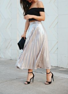 Metallic Midi Skirt, Metallic Pleated Skirt, Chique Outfit, Midi Skirt Outfit, Trendy Skirts, Metallic Skirt, Vintage Bag, Looks Chic, Girly Outfits