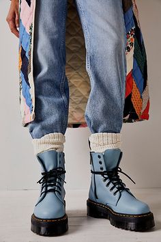 Blue Combat Boots Outfit, Cool Winter Boots, Dr Martens Jadon, Hippie Boots, Platform Combat Boots, Mode Shoes, Doc Martens, Boots Outfit, Outfits Casuales