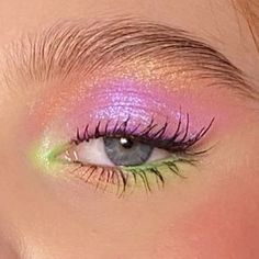 80s Eyeliner Makeup Ideas, Colorful Eye Makeup Green Eyes, Green And Pink Makeup Ideas, 80s Bright Makeup, Colorful Soft Makeup, Make Up Inspo Colorful, Light Colorful Makeup, Flora Makeup Look, Makeup Ideas Colourful