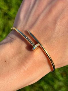 Armband Juste un Clou, kleines Modell, aus Gelbgold (750/1000), besetzt mit 20 Diamanten in Brillantschliff von insgesamt 0,18 Karat. Breite 2,5mm. Größe 16. Wird mit Cartier Armbandbox, Umverpackung, Reiseetui, Echtheitszertifikat und Originalquittung geliefert. Armband einwandfrei. Die beste Wahl für Sie! Perfektes Geschenk! ❤️💍🎁 Cartier Juste Un Clou, Link Bracelets, Cartier, Jewelry Bracelets, Chain, Gold, Jewellery Bracelets