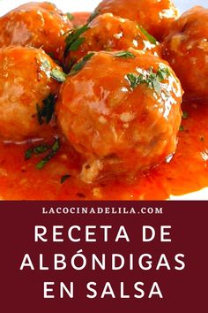 meatballs with tomato sauce and parsley on top in a blue bowl, text reads receta de albonigas de polo