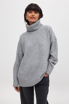 This sweater features an oversized fit and a stretchy knit material with a soft touch. It has a ribbed turtleneck and ribbed hems. Knitted Turtle, Cozy Wardrobe, Wide Sleeve Sweater, Tops Fall Outfits, Oversize Pullover, Soft Tailoring, Low Waist Jeans, Turtle Neck Sweater, Camilla And Marc