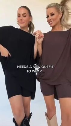 Chic Stretch Sets For Loungewear, Trendy Lounging Sets For Spring, Comfortable Versatile Loungewear Tops, Trendy Spring Lounging Sets, Trendy Long Sleeve Loungewear Sets, Oversized Short Sleeve Sets, Oversized Casual Sets, Trendy Stretch Loungewear Sets, Comfortable Matching Loungewear Set