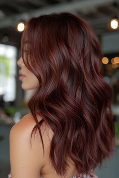 Craving a hair color that’s rich, indulgent, and utterly irresistible? Look no further than chocolate cherry brown! This luxurious shade combines the warmth of chocolate brown with a tantalizing hint of cherry red, resulting in Cherry Brown Hair, Pelo Color Vino, Cherry Hair Colors, Rambut Brunette, Wine Hair, Red Hair Inspo, Cherry Brown