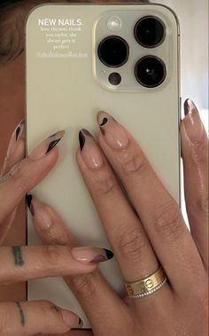 🍂📸☕📠 Almond Nail Minimalist, Small Detail Nails, Allyiahsface Nails, Fall Nails 2023 Ombre, Allyiahsface Hair, Cute Almond Nails Design French Tip, European Nails Trends 2023, Trendy Minimalist Nails Almond, Minimal Acrylic Nails