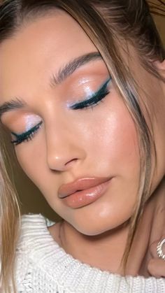 Hailey Bieber Eye Makeup, Hailey Bieber Glam, Hailey Bieber Make Up, Going Out Makeup Looks Blue Eyes, 2024 Beauty Trends, Hailey Bieber Makeup, Going Out Makeup