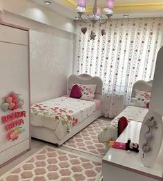 a bedroom with two twin beds and pink rugs on the floor in front of windows